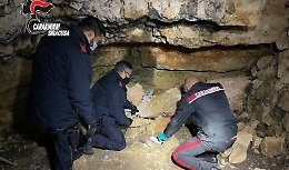 Noto, il mistero delle armi e della droga nascosti dentro una grotta