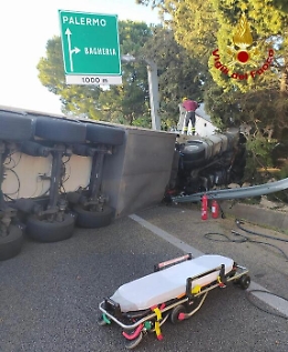 Camion si ribalta sulla A 19: traffico bloccato e deviato
