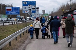 A Kiev dopo terza notte di guerra tra resistenza e gli oltre 100mila in fuga dal Paese