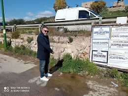 A proprie spese fa asfaltare la strada dinanzi la chiesa di Santa Rosa al Villaggio Mosè
