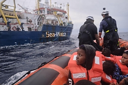Sea Watch4 sbarca a Porto Empedocle: parte dei migranti su nave quarantena