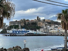 Forte vento e mare mosso: Eolie isolate