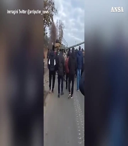 Ucraina, ecco come decine di civili hanno fermato un tank russo