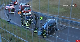 Elicottero cade sulla rampa dell'autostrada dei Laghi