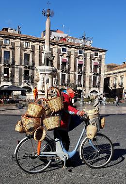 Catania, un salto indietro nel tempo con il venditore in bici ricolma di "panari"