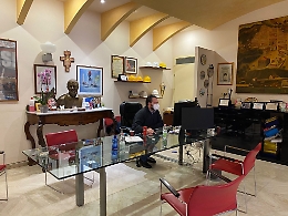 Accusa problemi di respirazione, fa il tampone ed è positivo. Il sindaco, Stefano Castellino, in isolamento