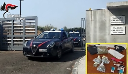 In auto con compagna, figlie e una busta di marijuana: arrestato a Librino