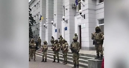 Ucraina, i cittadini di Berdiansk in rivolta contro i soldati russi: «Andatevene»