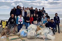 Giornata ambientale di Mariterra: ripulita la spiaggia di Punta Grande