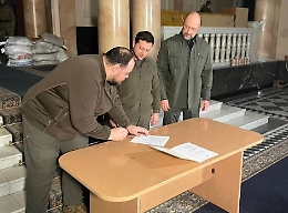 Ucraina, Zelensky chiede l'adesione all'Ue ma da Bruxelles frenano