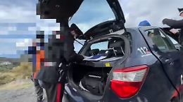 Vulcano, multa da 500 euro a turisti che scalano il cratere: uno di loro filma tutto