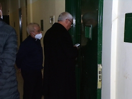 Mons. Renna nel carcere di Piazza Lanza: detenuto gli cosparge il capo di cenere