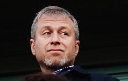 Abramovich cede il Chelsea: «Gli utili alle vittime della guerra in Ucraina»