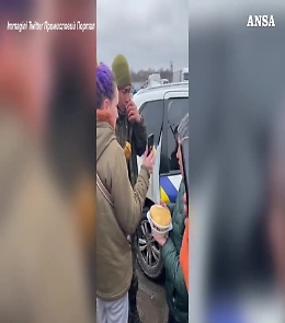 Giovane soldato russo in lacrime: sfamato e confortato da ucraini