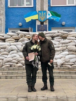 Ucraina, coppia di militari si sposa: la guerra non ferma la voglia di futuro