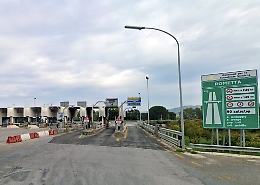 Sbalzato fuori dall'auto precipita da un viadotto e muore, ferito il figlio