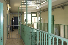 Trapani, detenuto aggredisce i poliziotti penitenziari e ne manda cinque in ospedale