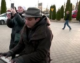 Davide Martello, il pianista che suona al confine per dare il benvenuto ai profughi