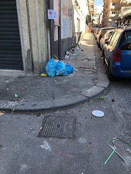 Catania: "I giorni passano ma nessuno smuove i rifiuti"