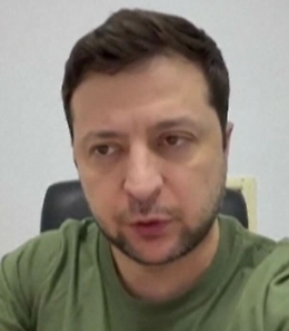 Ucraina, l'appello di Zelensky mentre i russi sparavano sulla centrale nucleare