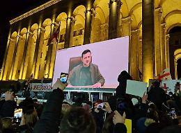 Ucraina, Putin rafforza assedio in grandi città. Zelensky: «Sosteneteci o l'Europa crollerà con noi»