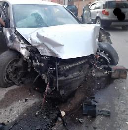 Auto sperona altri mezzi prima di schiantarsi contro il muro di un negozio: morto 39enne