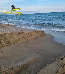 Catania, con la ruspa sull'arenile della Playa: sequestrato stabilimento balneare