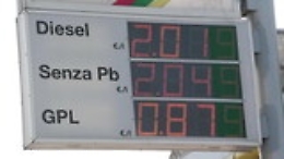 Caro carburante: Qe, sfonda i 2 euro al litro anche in self