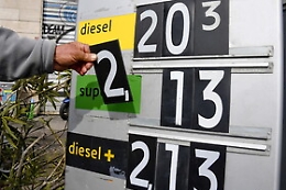 Benzina self sfonda il tetto dei 2 euro