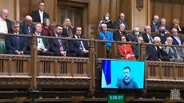 Zelensky incassa la standing ovation della Camera inglese e bacchetta la Nato: «Deve fare di più»