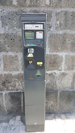 Catania Piazza Cavour. Parcometro "mangiasoldi"