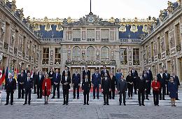 Macron da Versailles lancia il Recovery di guerra: primi sì dai falchi