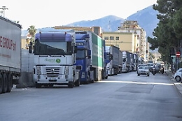 Caro carburanti, autotrasporto minaccia il blocco; e c'è chi si ferma già il 14 marzo
