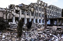 Notte di bombardamenti a Kiev sempre più accerchiata. Zelensky alle madri russe: «Non mandante i vostri figli in guerra»