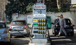 Carburanti, prezzi alle stelle e code agli impianti anche in Sicilia per uno sciopero "frainteso". Il ministro: «Speculazione sui rincari»