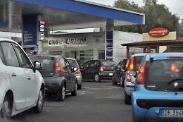 Benzina, a Catania qualche distributore già chiuso dopo "assalto"
