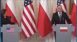 Ucraina, polemica per la risata di Kamala Harris in conferenza stampa