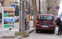 Caro bollette, la Procura di Roma ora indaga sull'aumento di gas, luce e benzina