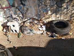 Catania: via Sassari, marciapiede usato come discarica