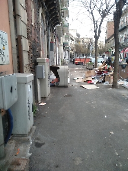 Catania: vasca Eternit ancora in bella mostra in via Plebiscito