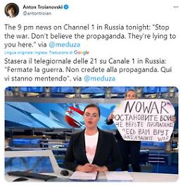 Irrompe con un cartello durante tg della tv russa: «Fermate la guerra»