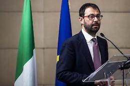 Benzina, ministro Patuanelli: «Interventi per evitare i rincari, già in settimana»