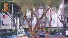 Blitz antidroga a Catania, lo spaccio con lo stupefacente lanciato dal balcone