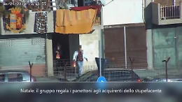 Blitz antidroga, dai panettoni in regalo ai "clienti" ai turni per lo spaccio: così era organizzato il giro di via Ustica