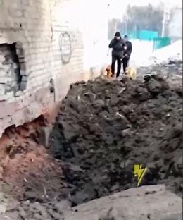 Ucraina, macchine carbonizzate e crateri enormi: i bombardamenti notturni a Kharkiv