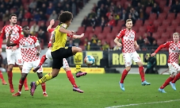 Bundesliga: Borussia vince a Magonza, il Bayern è a tiro