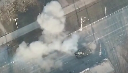 Ucraina, il drone distrugge il tank russo