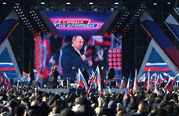 Lo show di Putin che inneggia all'annessione della Crimea, Xi Jinping a Biden: &laquo;La guerra non &egrave; interesse di nessuno&raquo;