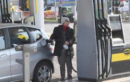 Benzina giù di 25 centesimi e bonus sociale alle famiglie: ecco il piano di aiuti di Draghi