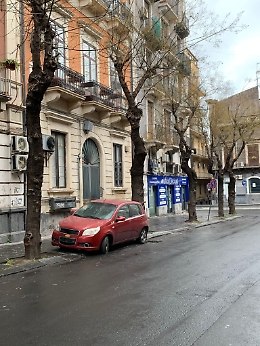 Catania, via Plebiscito: auto senza targa e pneumatici scoppi